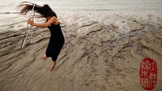 Hula-lala: Hula Hoops & Singing With Your Hips