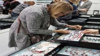 Jewelry Business Boost: Attract More Customers!