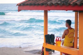 Train as a Lifeguard in this free online lifesaving course